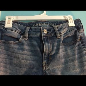 MEDIUM WASH AMERICAN EAGLE SKINNY JEANS